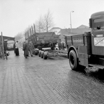 837118 Afbeelding van het plaatsen van een rongenwagen op een aanhangwagen van een vrachtauto ( Strassenroller ) te ...